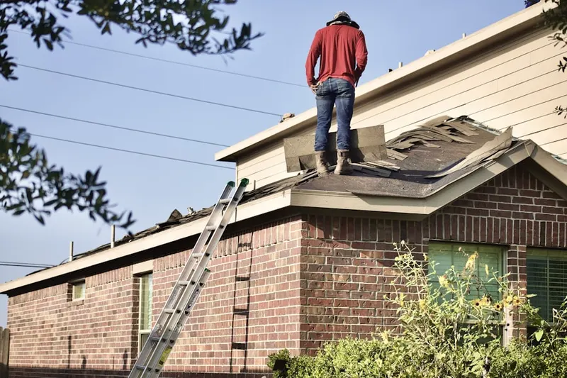 Professional roofer working on a residential roof in San Lorenzo
